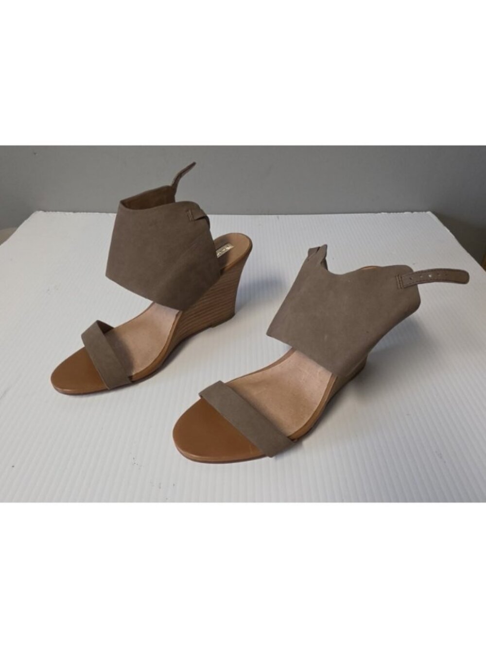 Halogen Clarette Taupe Brown Leather Wedge Sandals Size 8